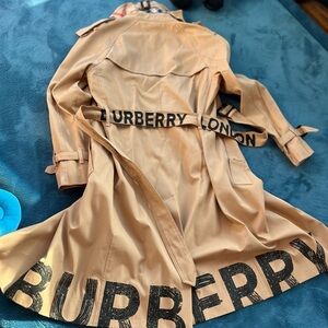 Trench Classique Graffiti Style - US 6 / FR 38 - Stylé & Intemporel